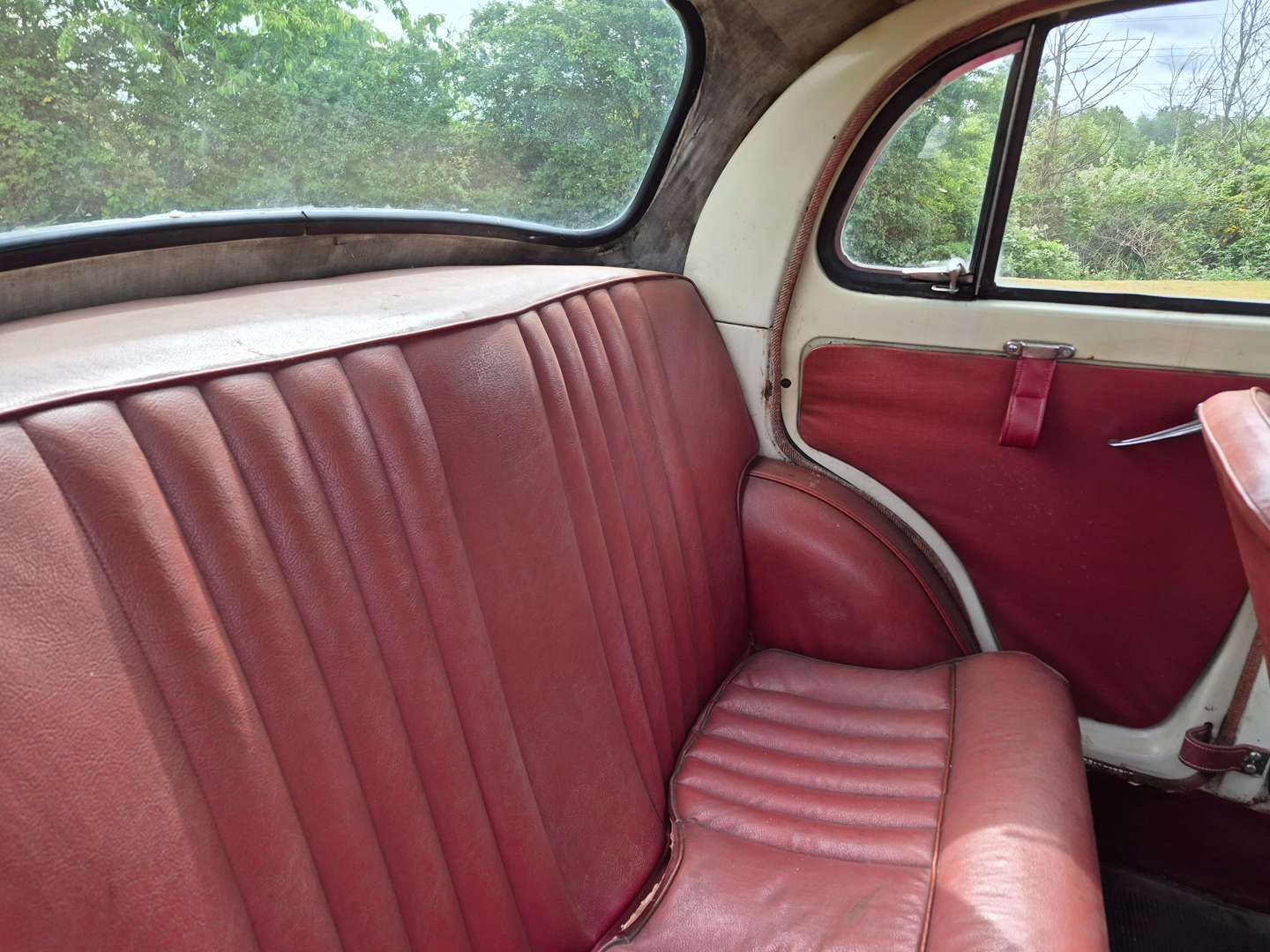 <p>1957 AUSTIN A35</p>