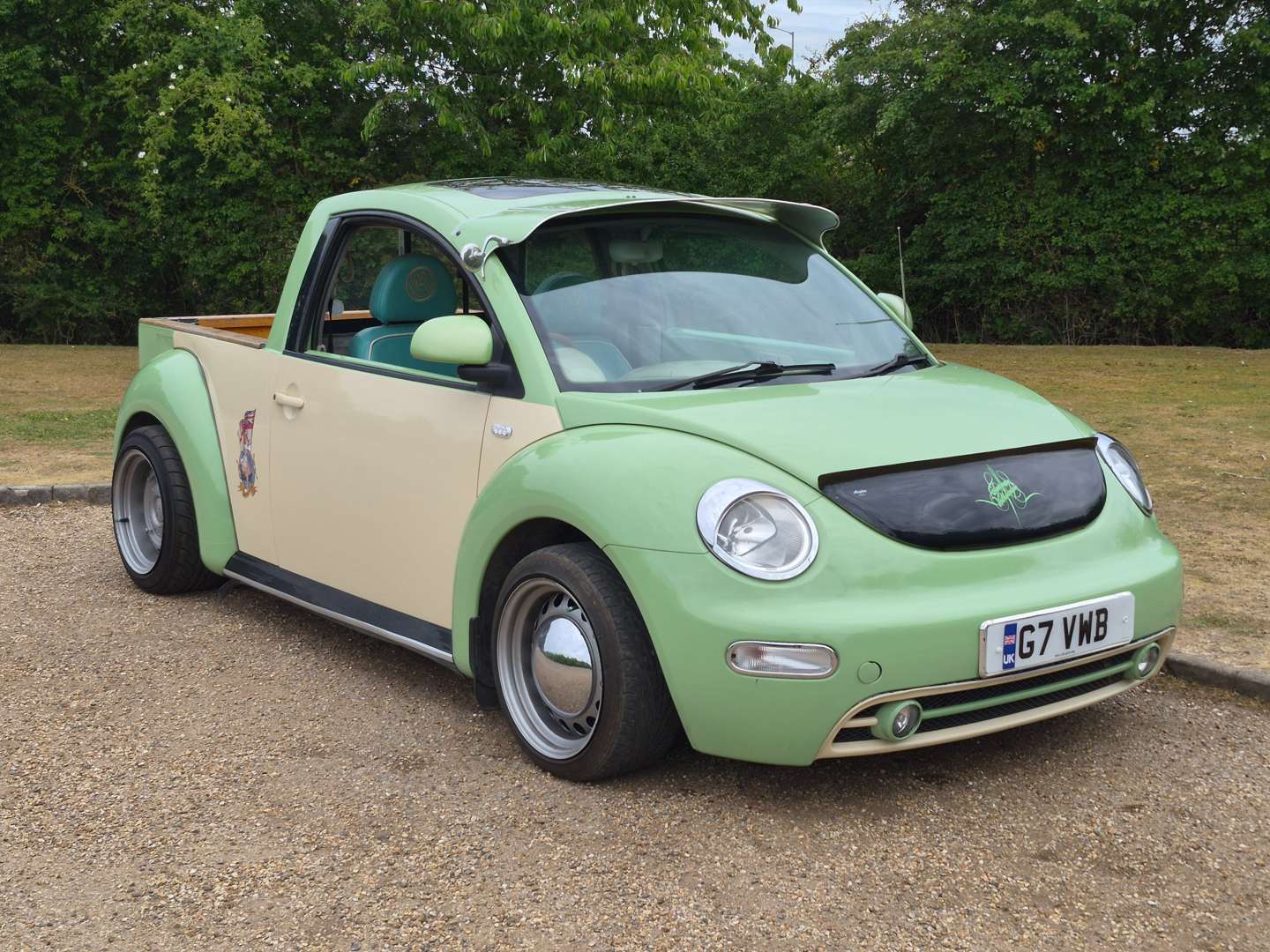 <p>2000 VW BEETLE PICK UP WITH TRAILER</p>