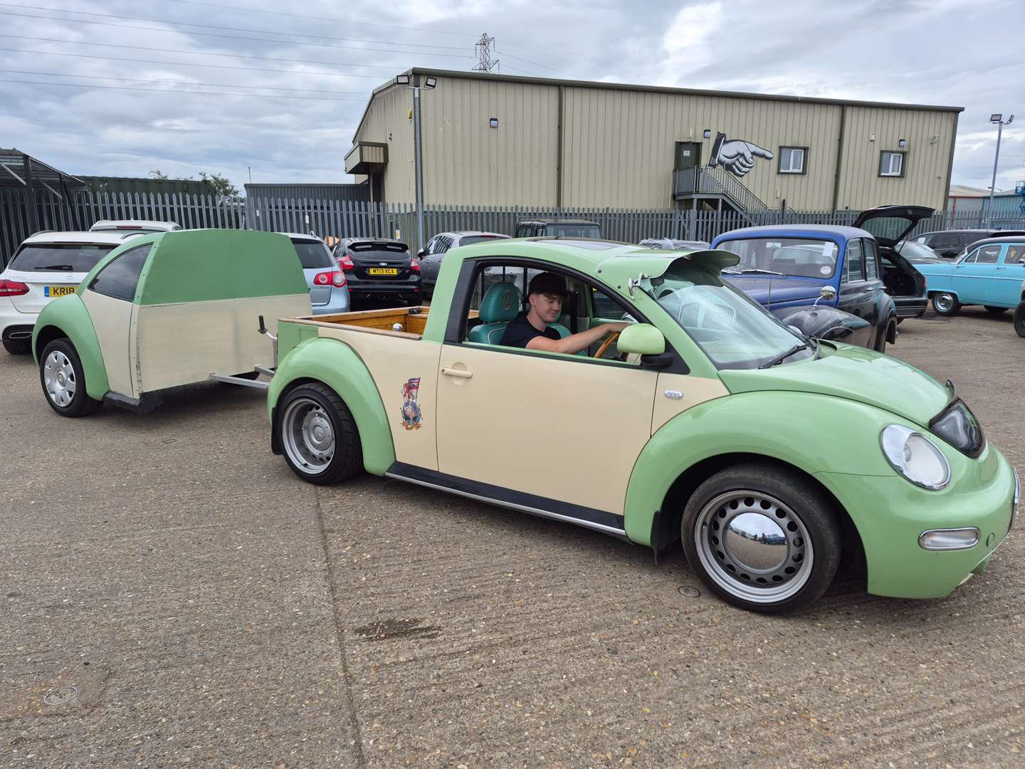 <p>2000 VW BEETLE PICK UP WITH TRAILER</p>