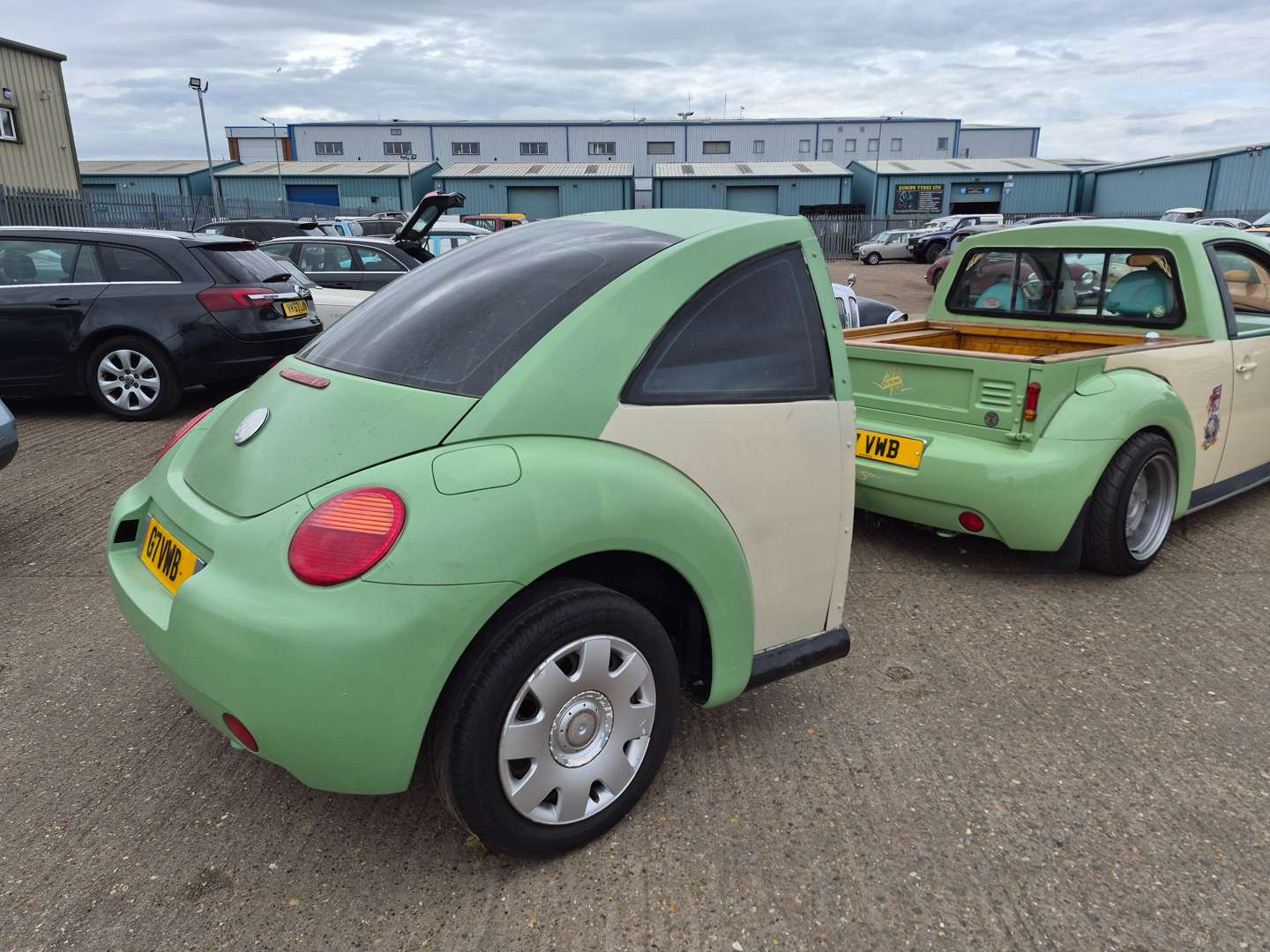 <p>2000 VW BEETLE PICK UP WITH TRAILER</p>