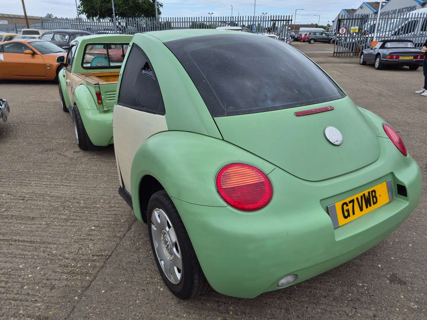 <p>2000 VW BEETLE PICK UP WITH TRAILER</p>