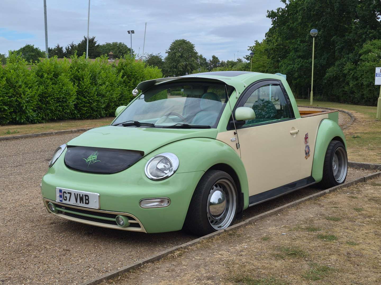 <p>2000 VW BEETLE PICK UP WITH TRAILER</p>