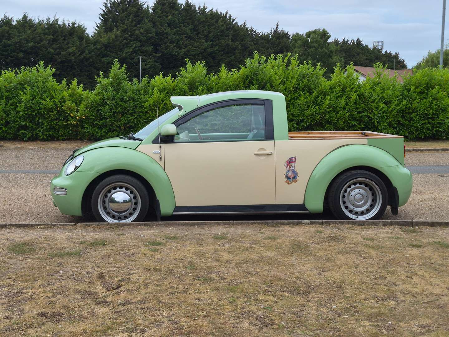 <p>2000 VW BEETLE PICK UP WITH TRAILER</p>