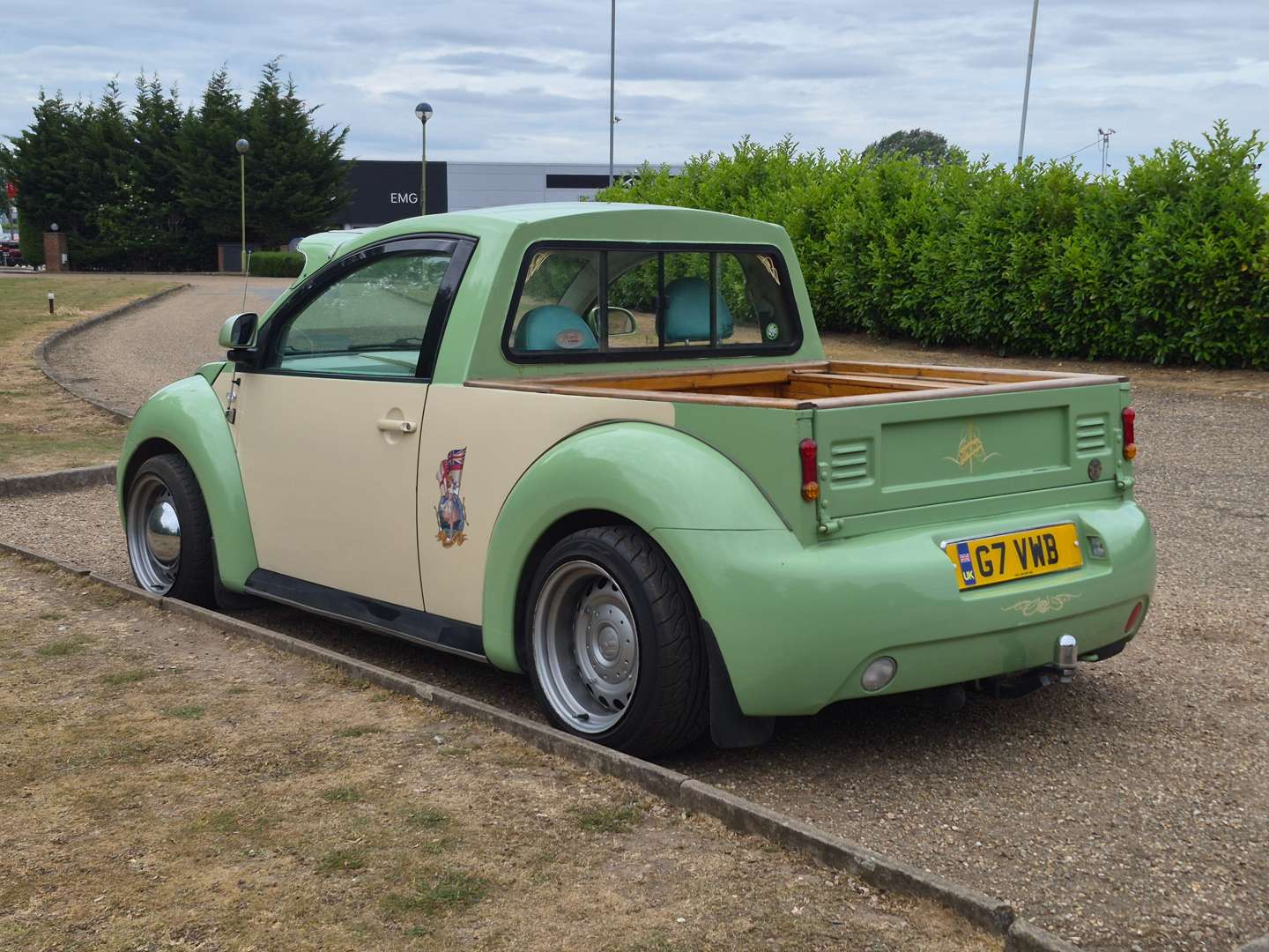<p>2000 VW BEETLE PICK UP WITH TRAILER</p>