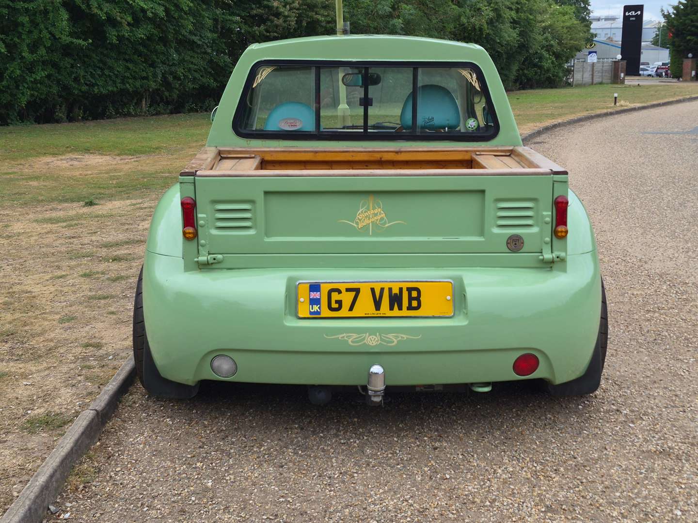 <p>2000 VW BEETLE PICK UP WITH TRAILER</p>