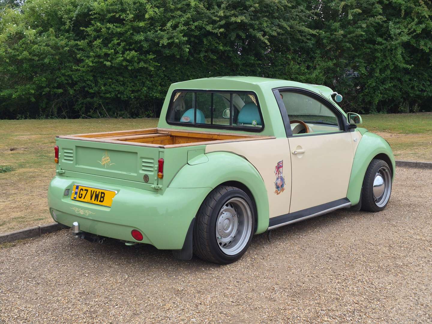 <p>2000 VW BEETLE PICK UP WITH TRAILER</p>