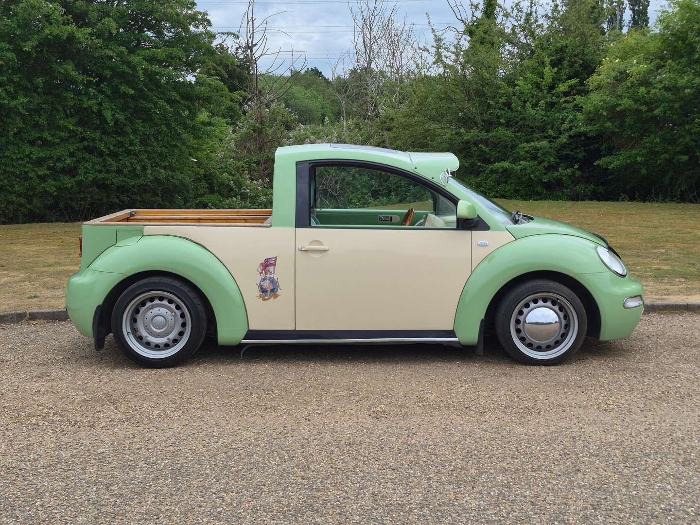 <p>2000 VW BEETLE PICK UP WITH TRAILER</p>