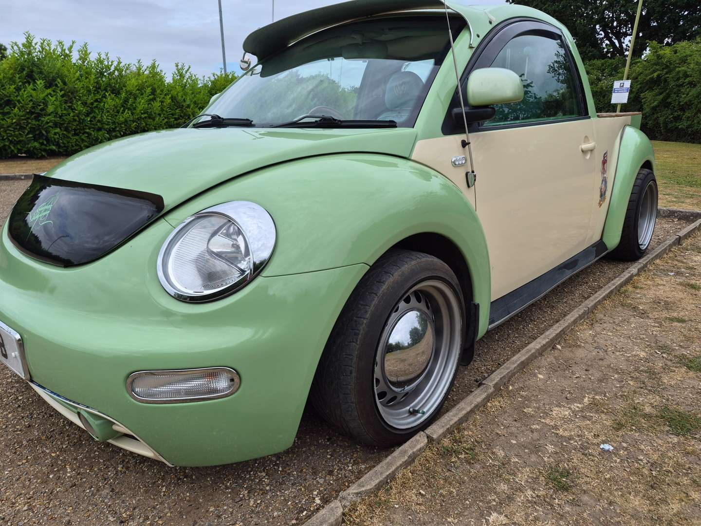<p>2000 VW BEETLE PICK UP WITH TRAILER</p>