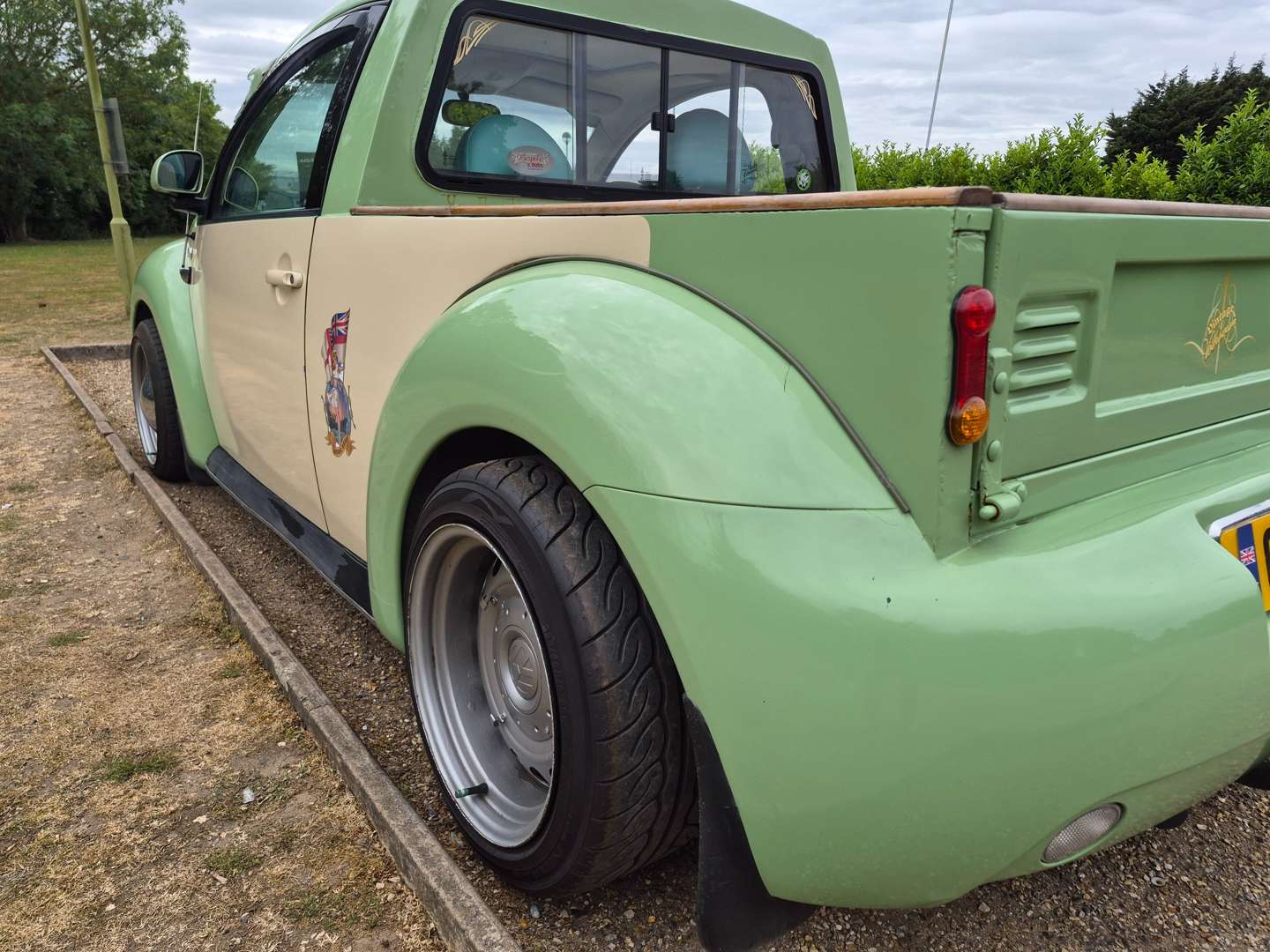 <p>2000 VW BEETLE PICK UP WITH TRAILER</p>