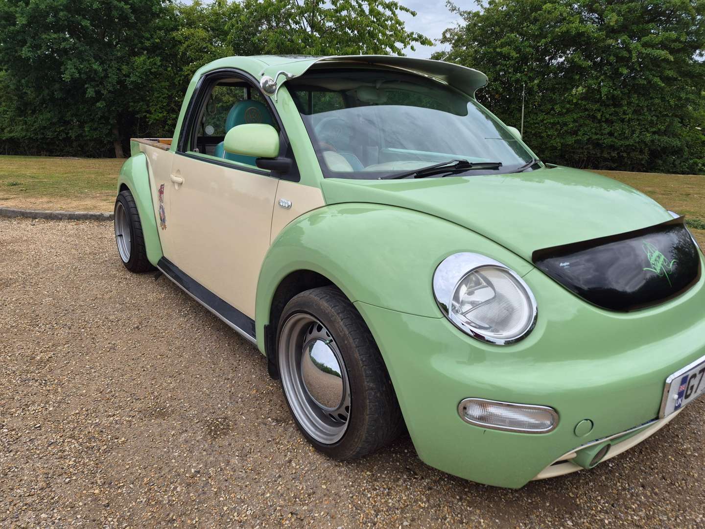 <p>2000 VW BEETLE PICK UP WITH TRAILER</p>