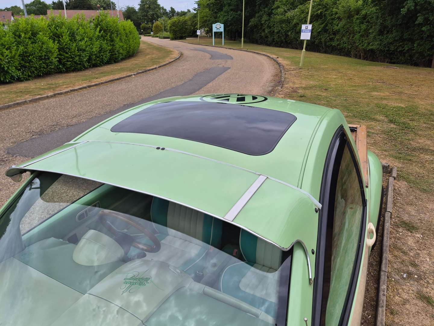 <p>2000 VW BEETLE PICK UP WITH TRAILER</p>