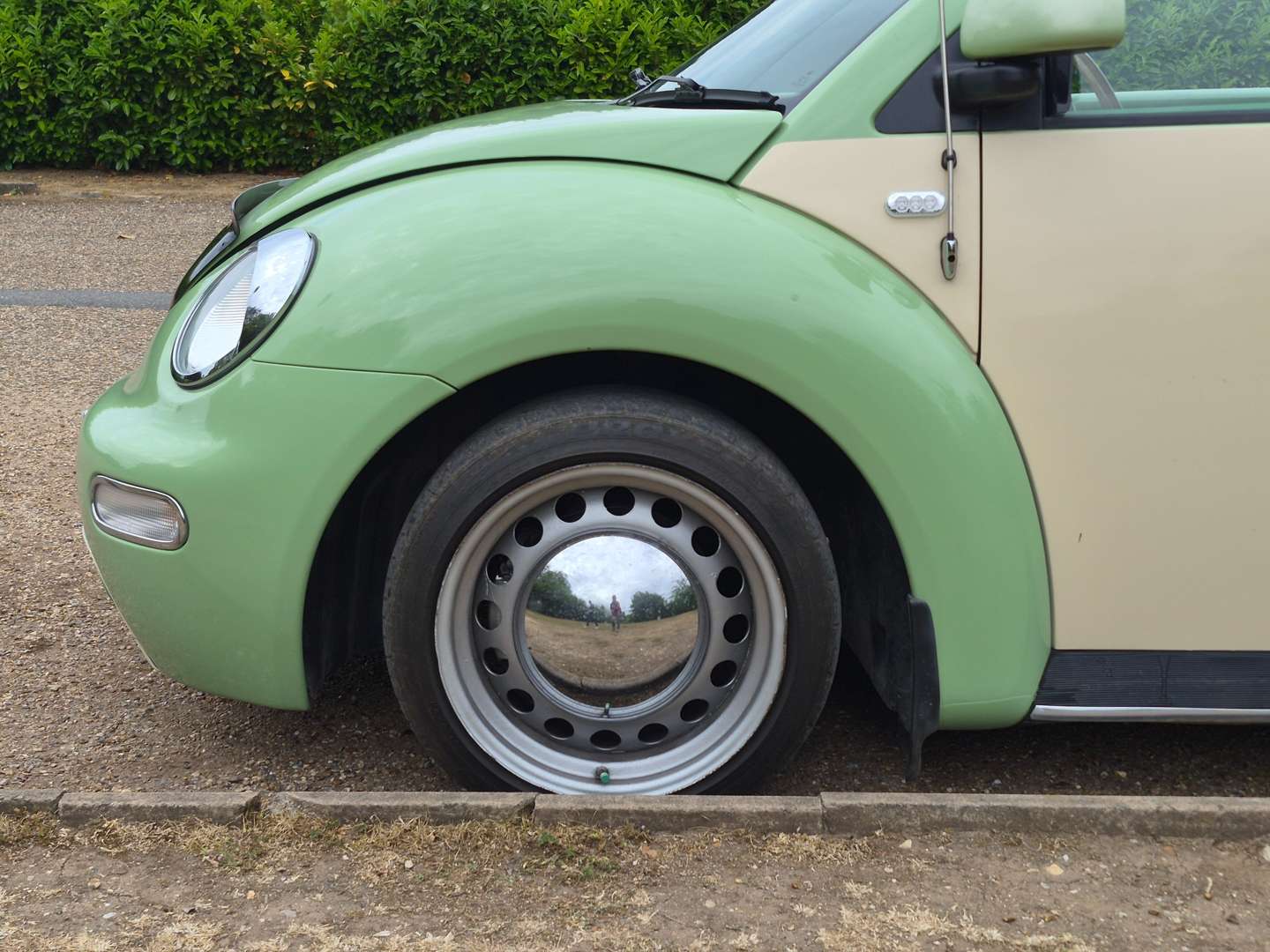 <p>2000 VW BEETLE PICK UP WITH TRAILER</p>