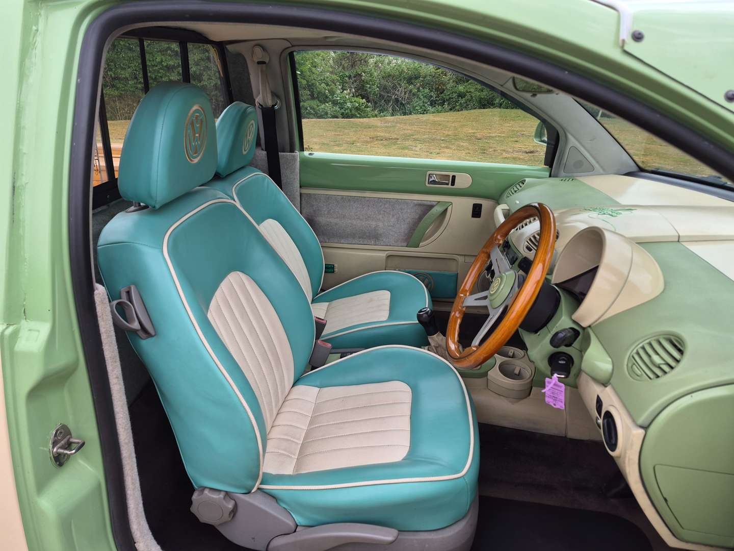 <p>2000 VW BEETLE PICK UP WITH TRAILER</p>
