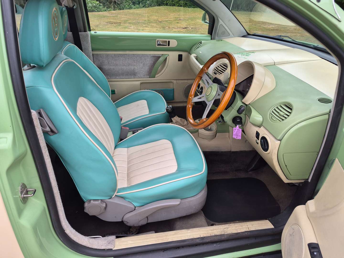 <p>2000 VW BEETLE PICK UP WITH TRAILER</p>