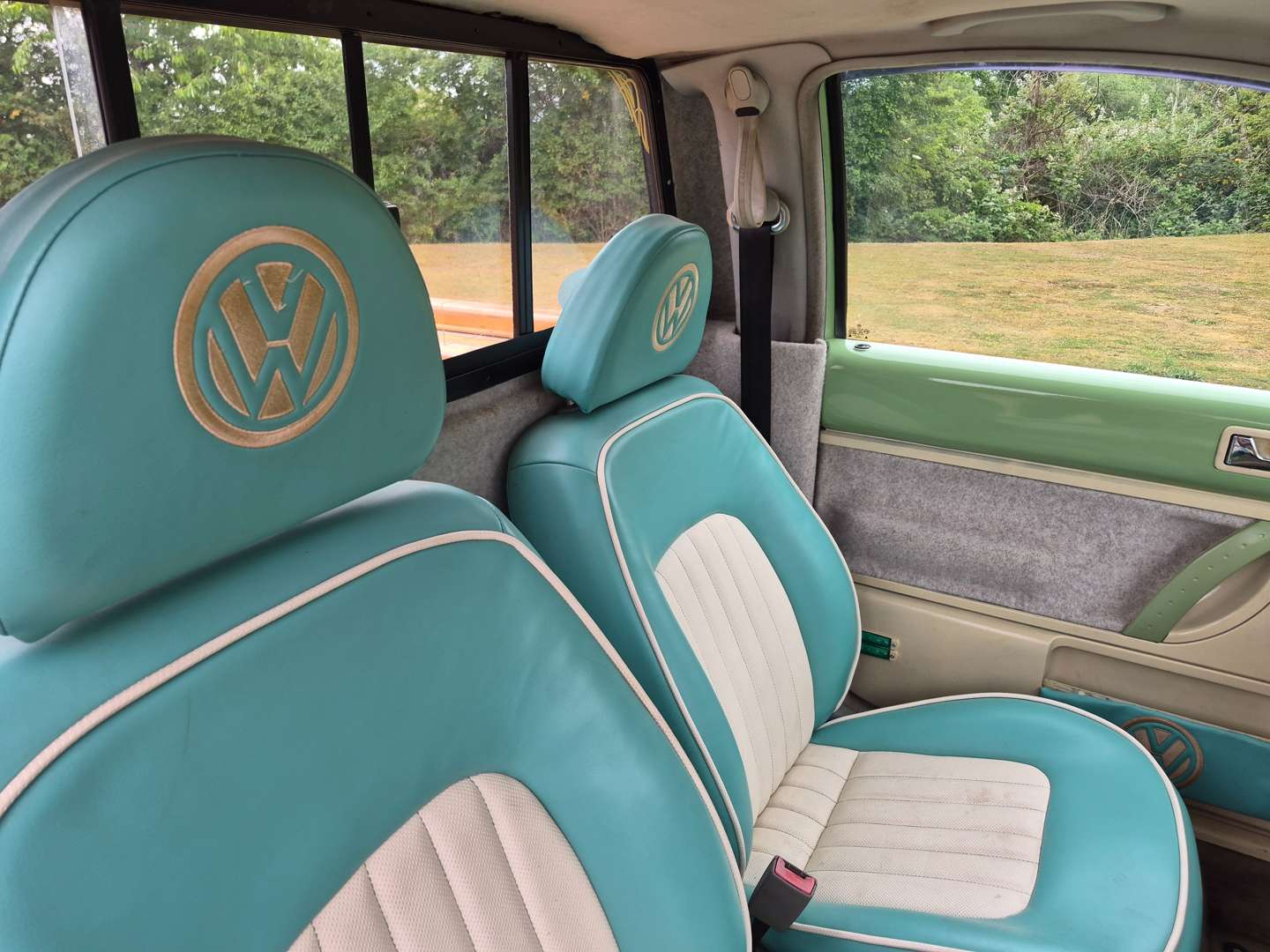 <p>2000 VW BEETLE PICK UP WITH TRAILER</p>