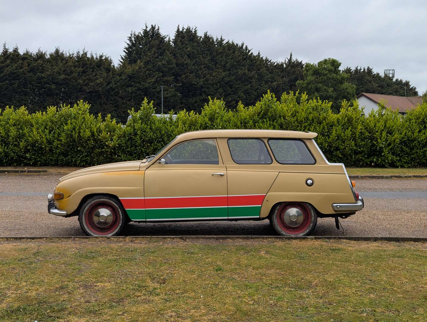<p>1972 SAAB 95 ESTATE</p>
