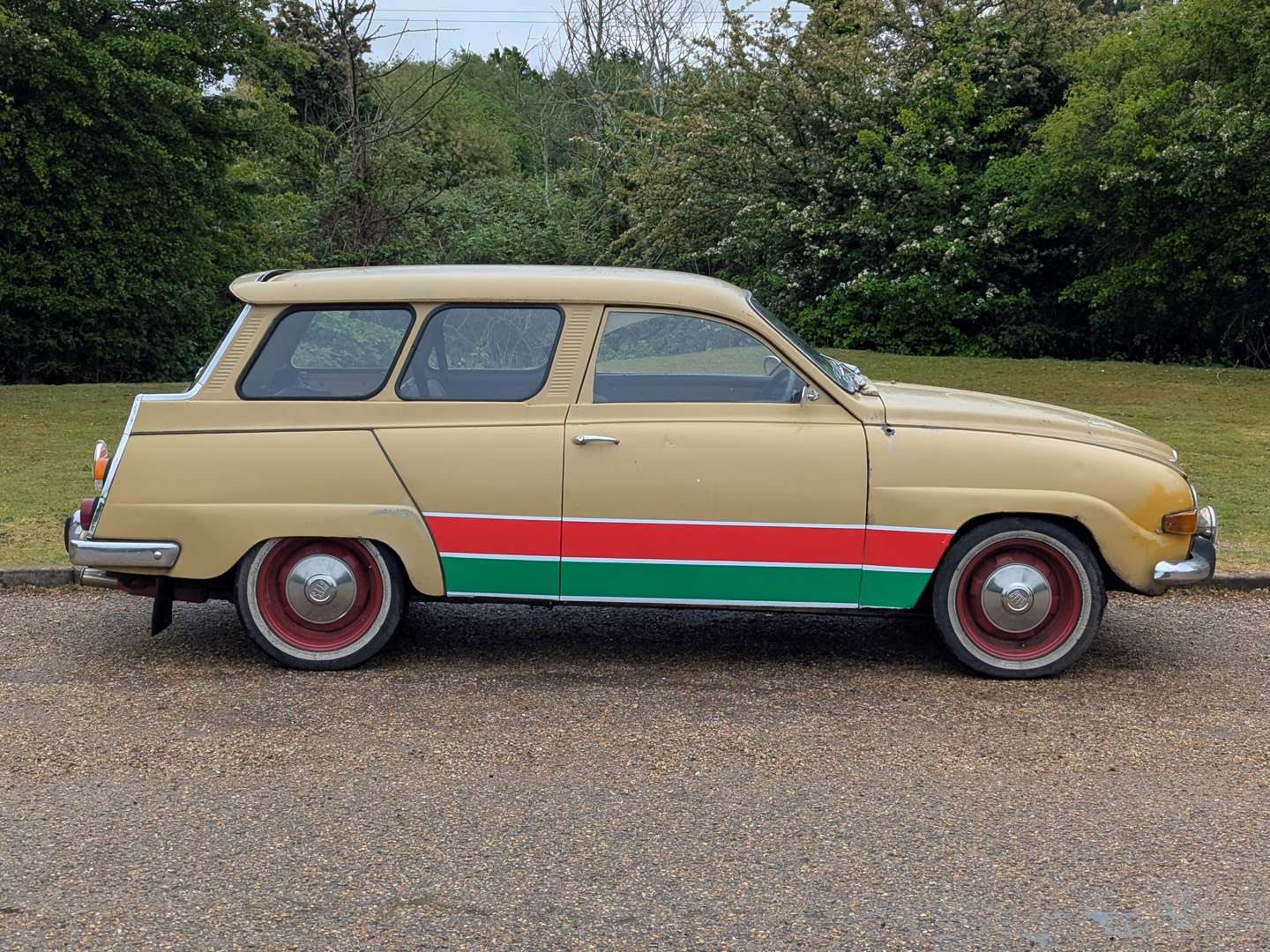 <p>1972 SAAB 95 ESTATE</p>