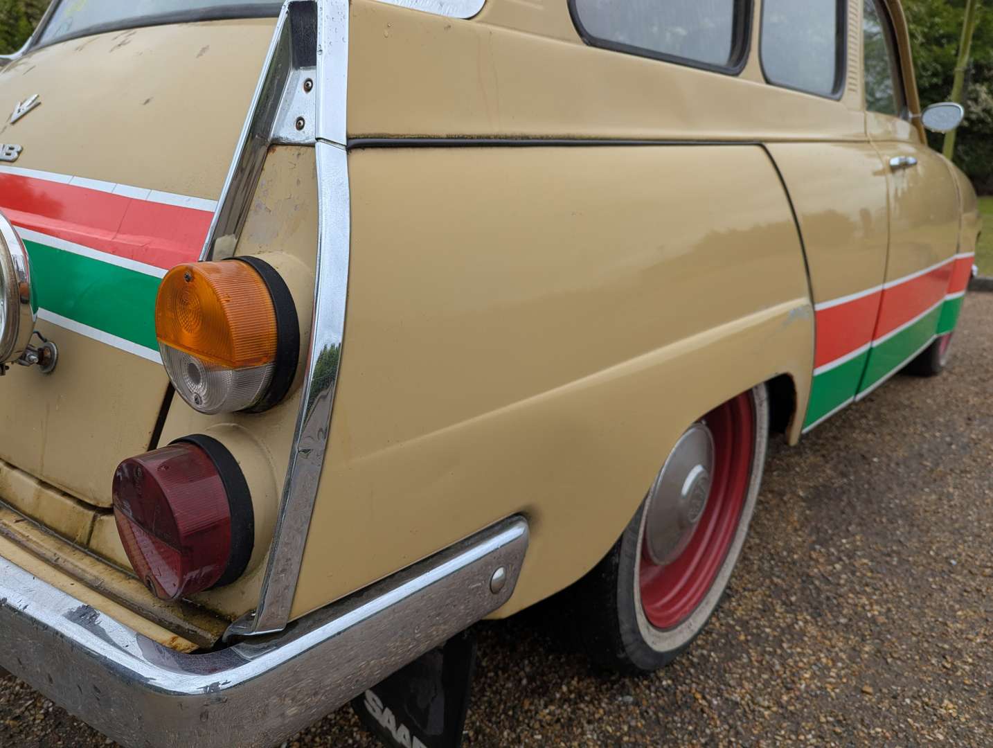<p>1972 SAAB 95 ESTATE</p>