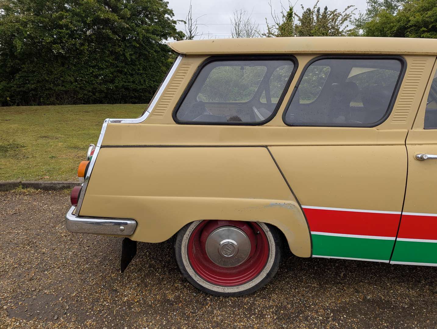 <p>1972 SAAB 95 ESTATE</p>