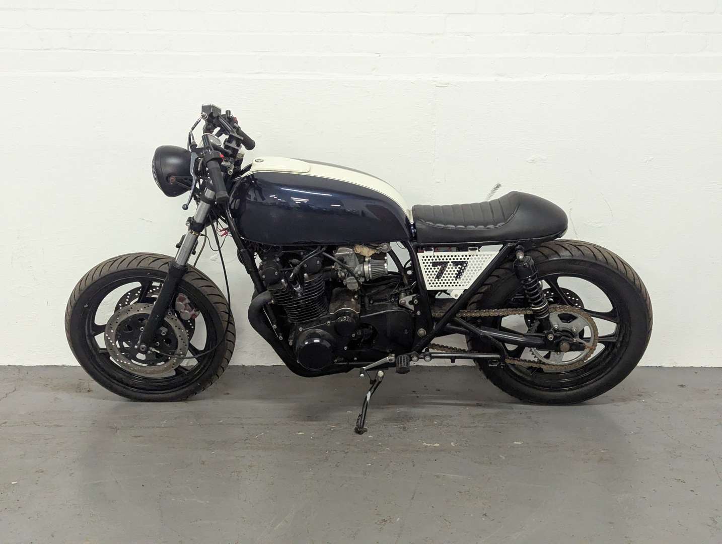 <p>1977 SUZUKI GS750 CAFE RACER</p>