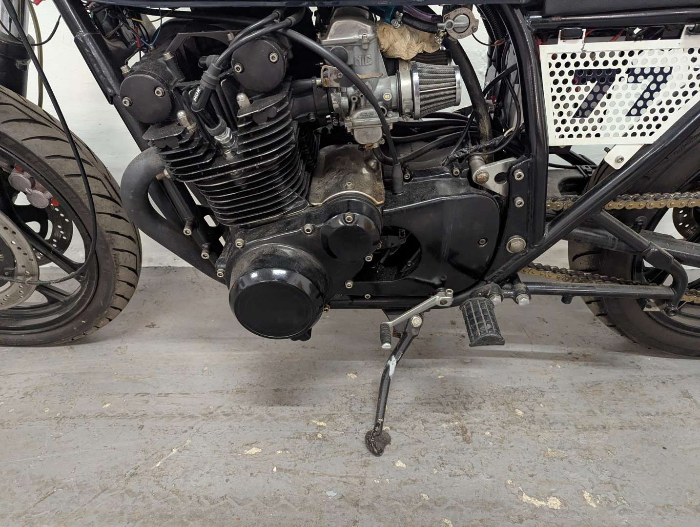 <p>1977 SUZUKI GS750 CAFE RACER</p>
