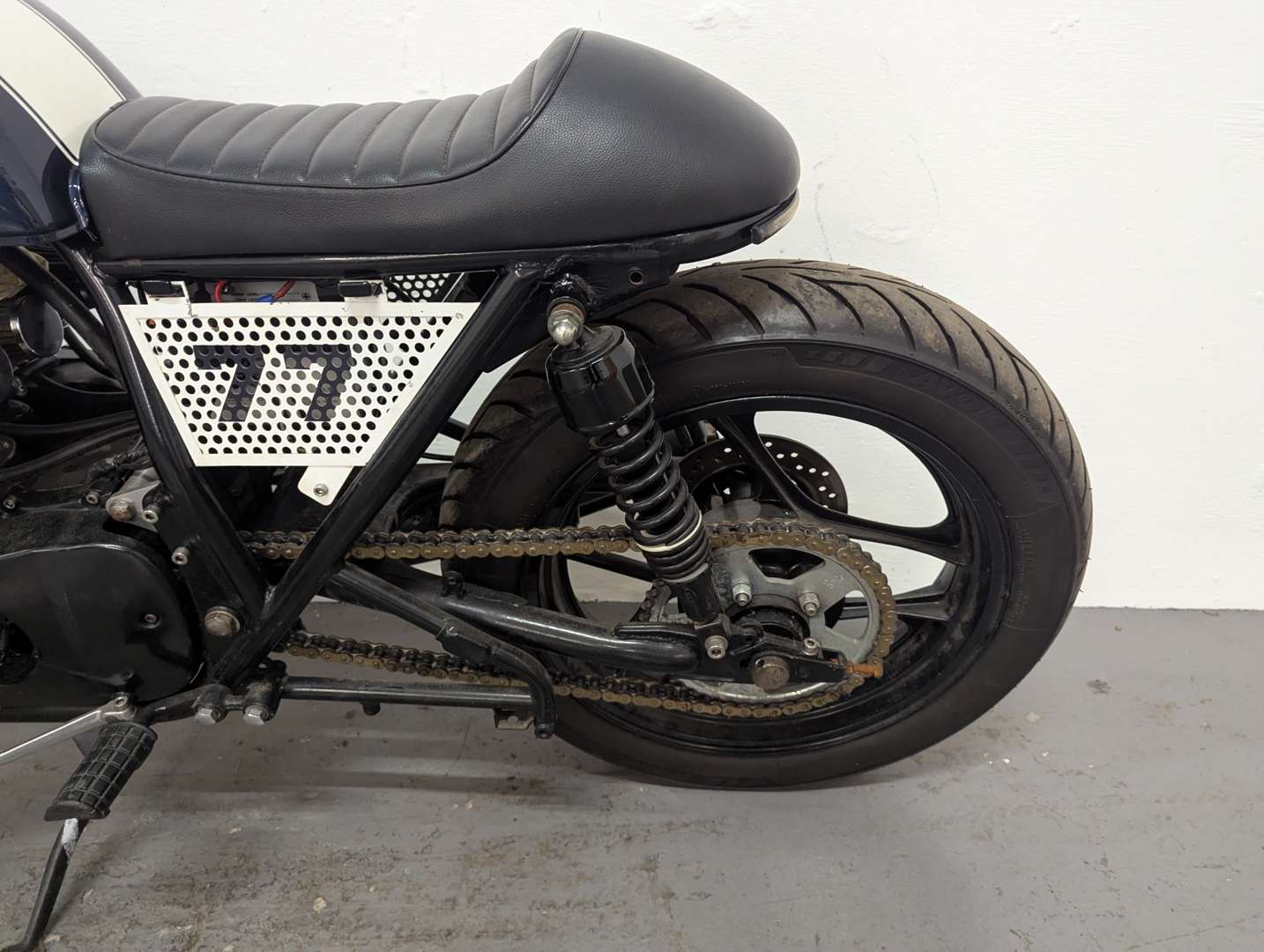 <p>1977 SUZUKI GS750 CAFE RACER</p>