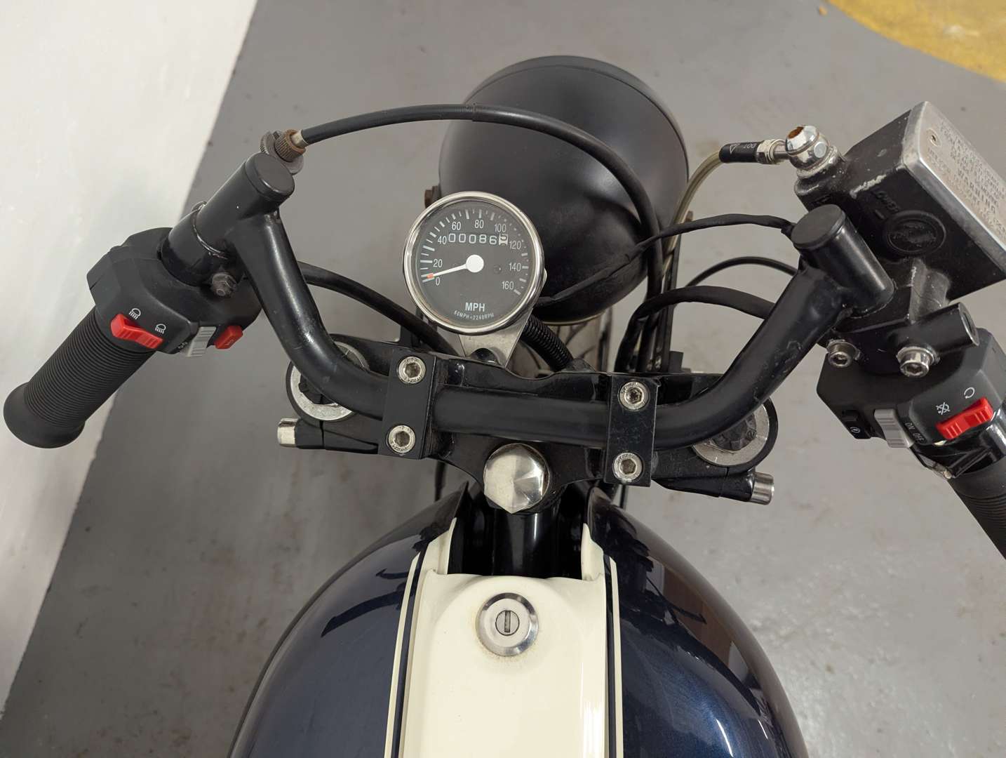 <p>1977 SUZUKI GS750 CAFE RACER</p>