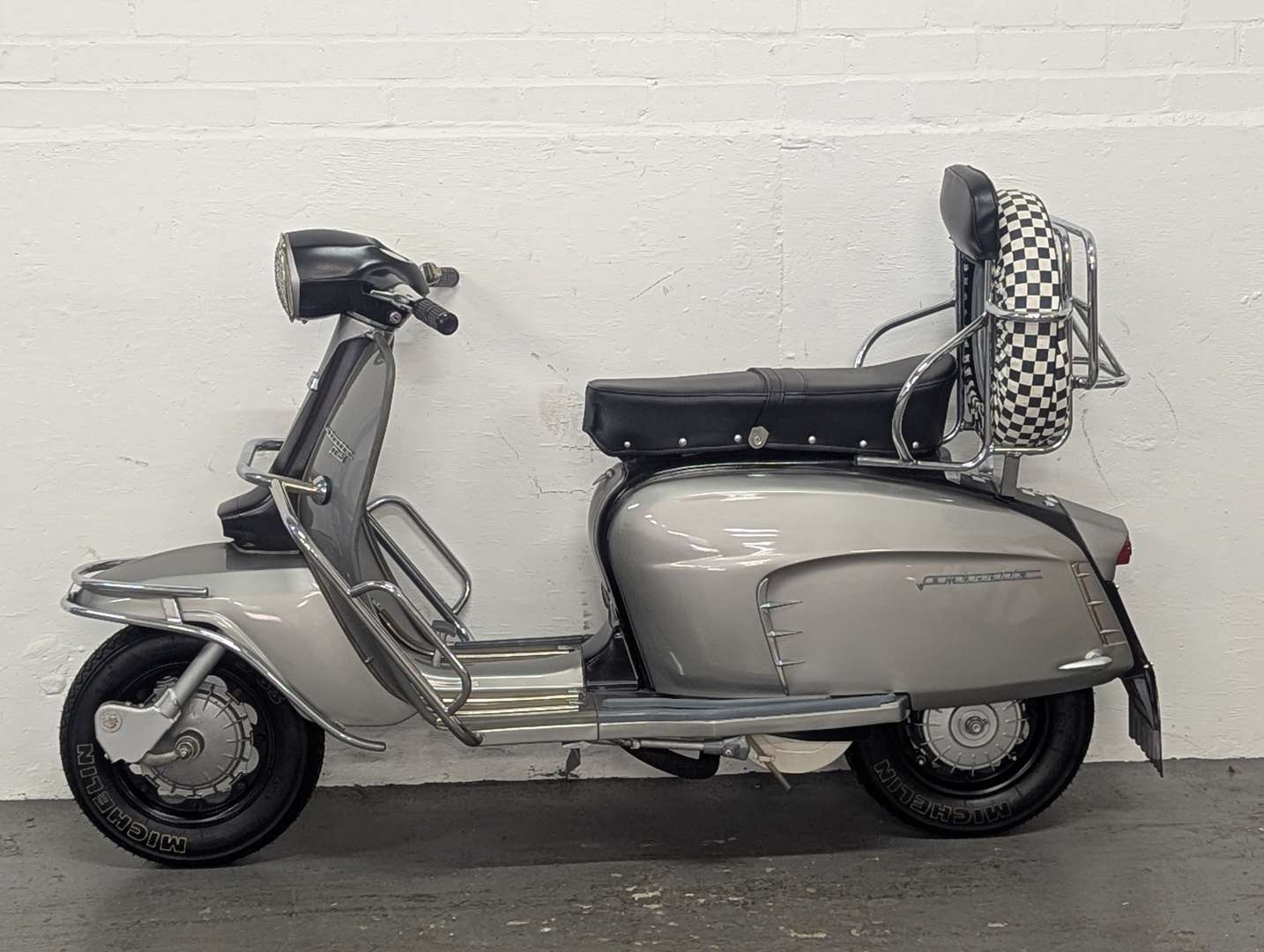 <p>1964 LAMBRETTA 150</p>