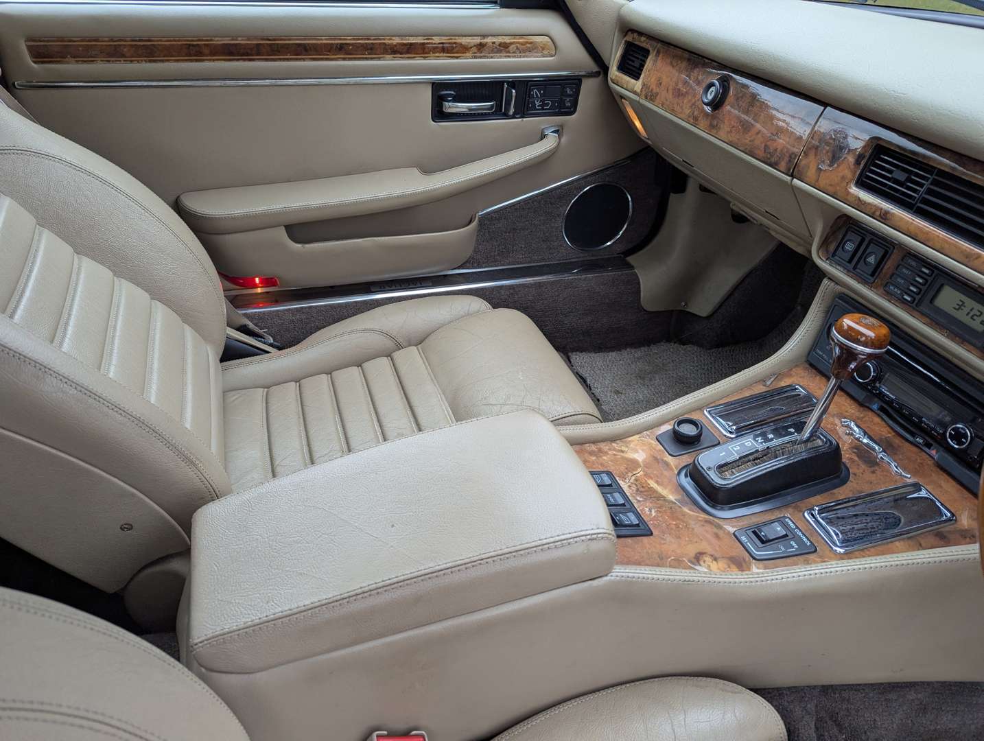 <p>1991 JAGUAR XJS 5.3 V12 AUTO CONVERTIBLE</p>