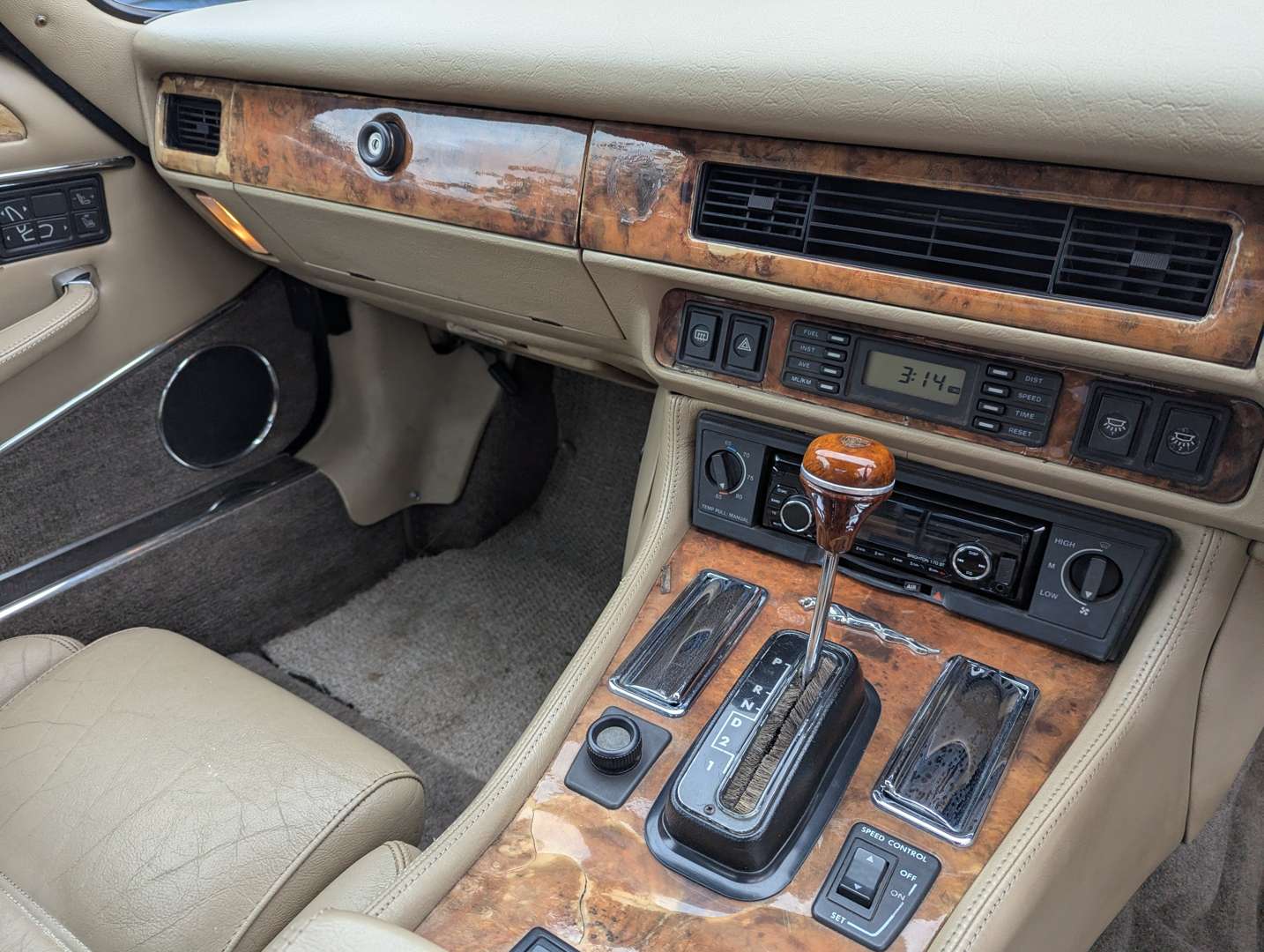 <p>1991 JAGUAR XJS 5.3 V12 AUTO CONVERTIBLE</p>