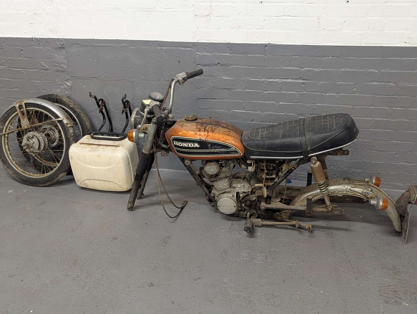 <p>1975 HONDA CB125</p>