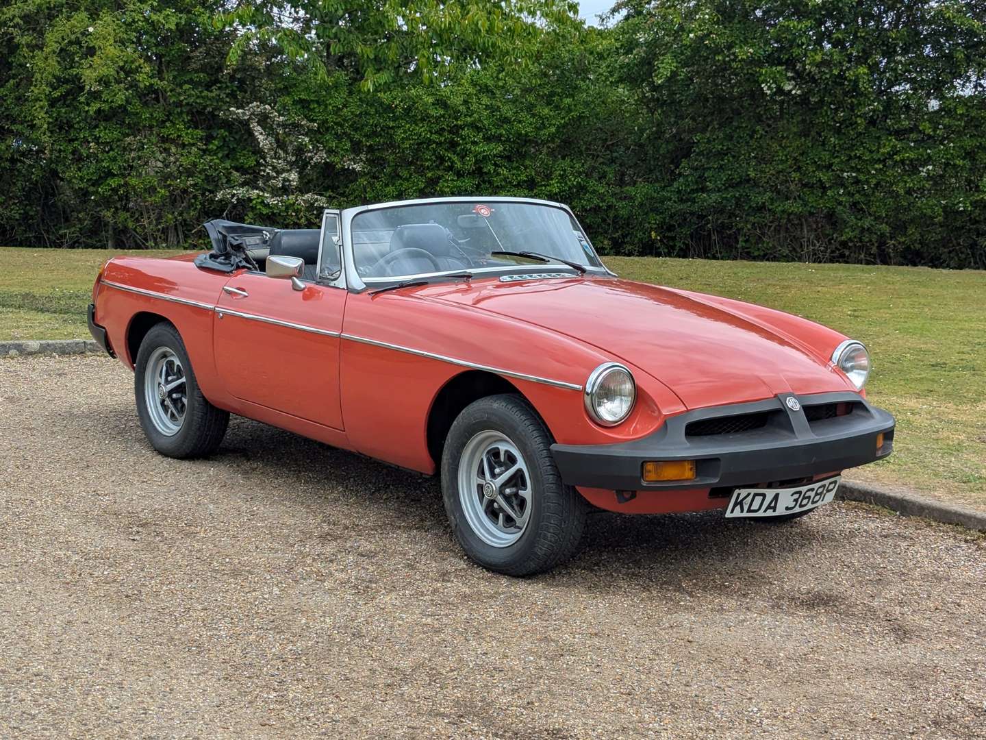 <p>1975 MG B ROADSTER</p>
