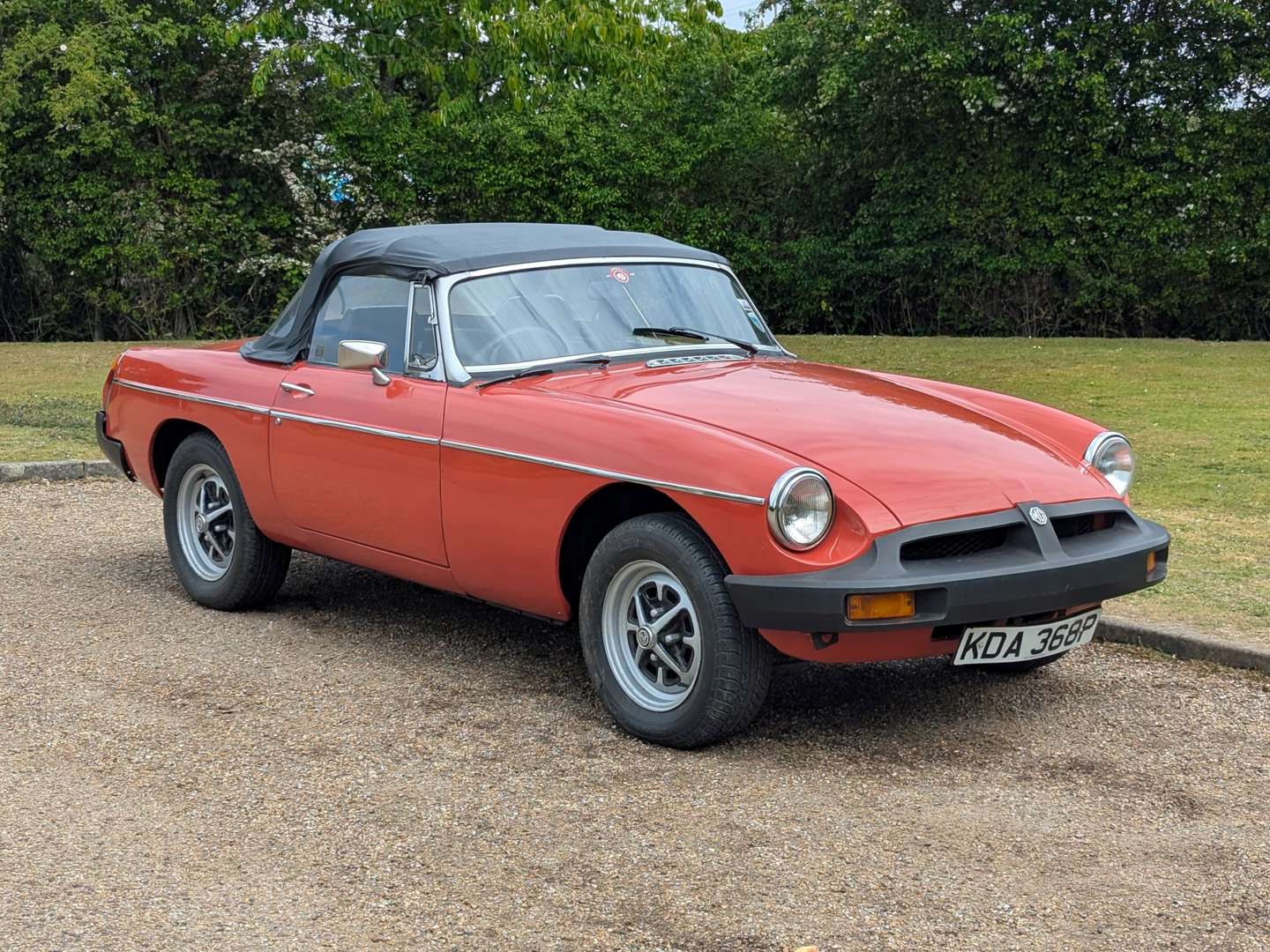 <p>1975 MG B ROADSTER</p>