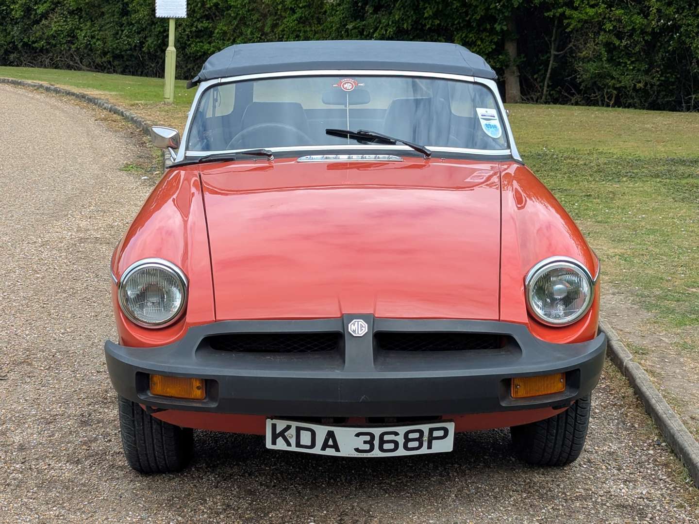 <p>1975 MG B ROADSTER</p>