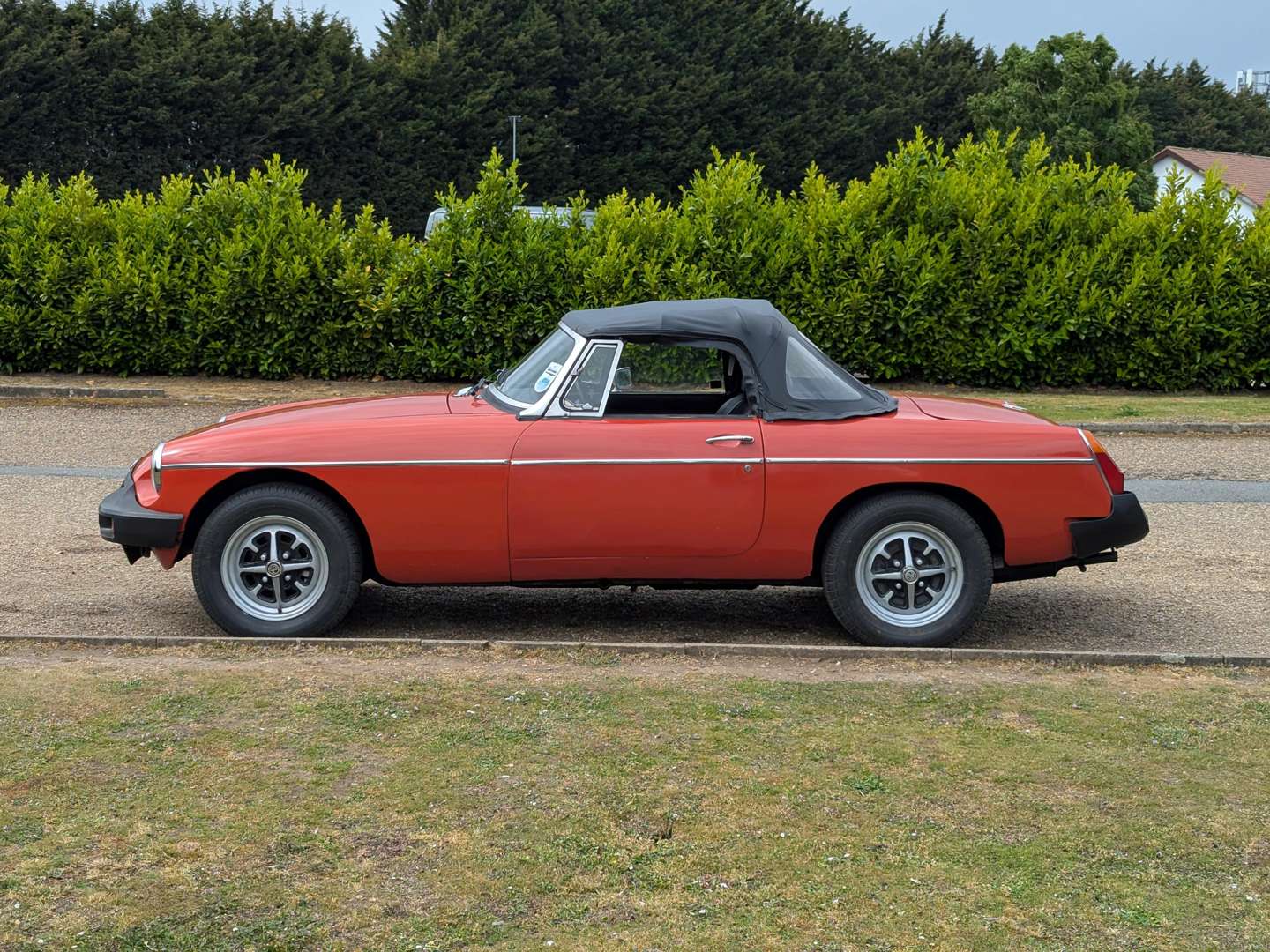 <p>1975 MG B ROADSTER</p>