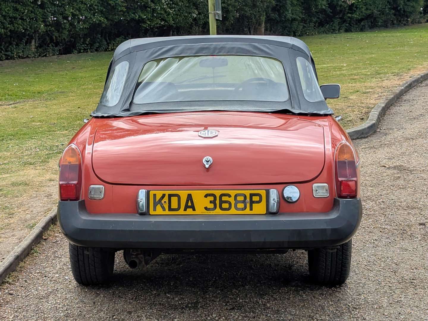 <p>1975 MG B ROADSTER</p>