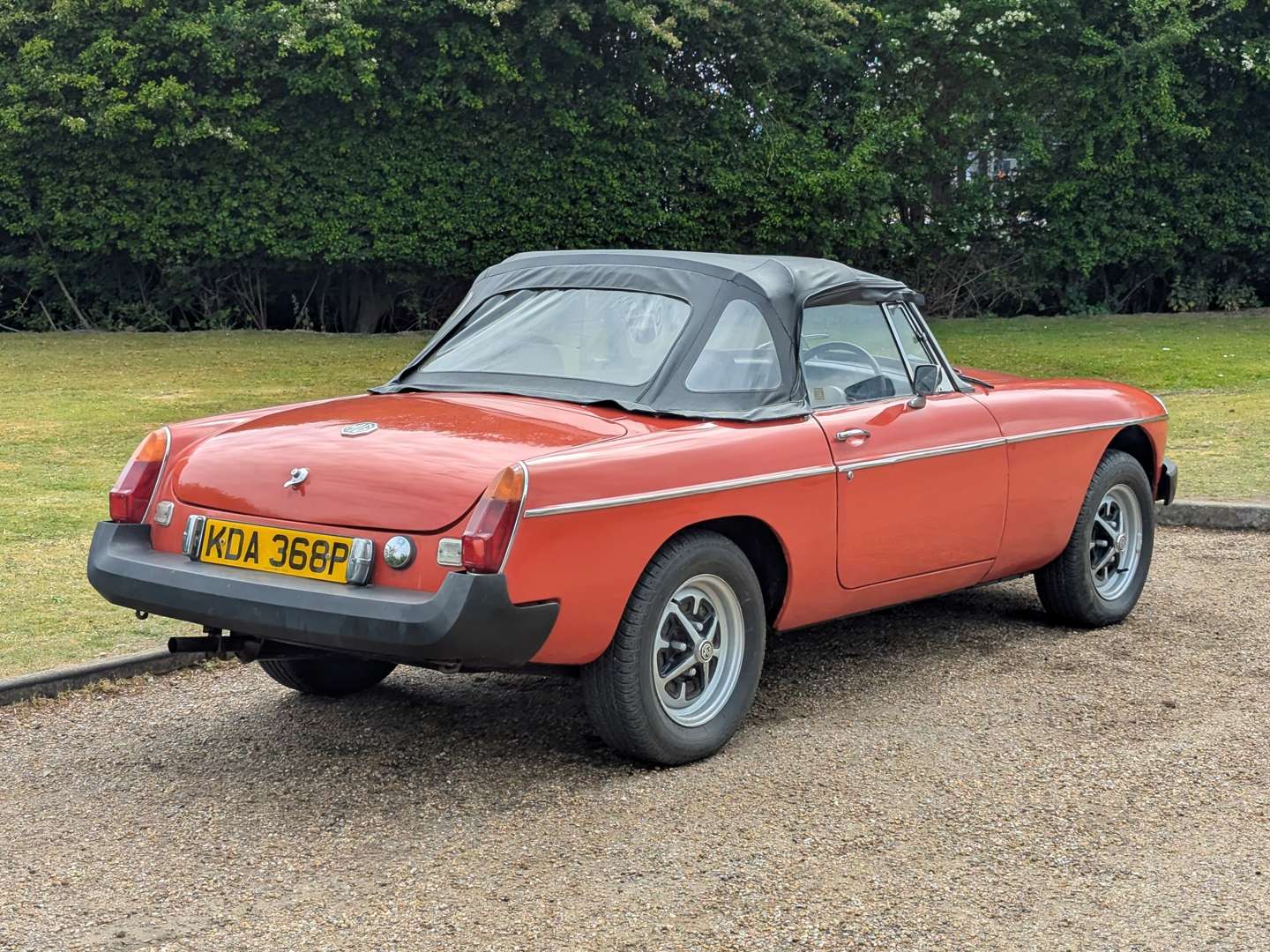 <p>1975 MG B ROADSTER</p>