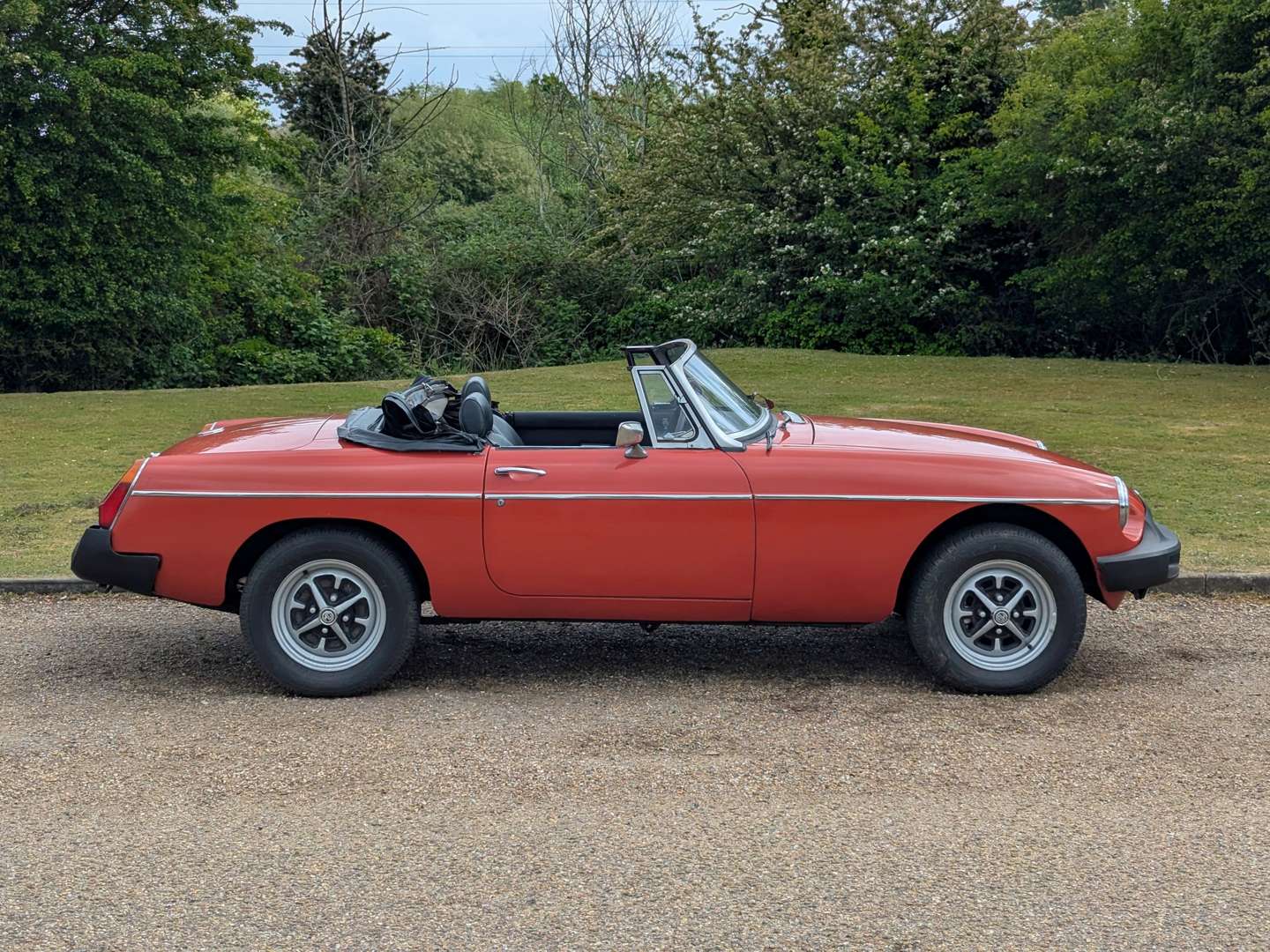 <p>1975 MG B ROADSTER</p>