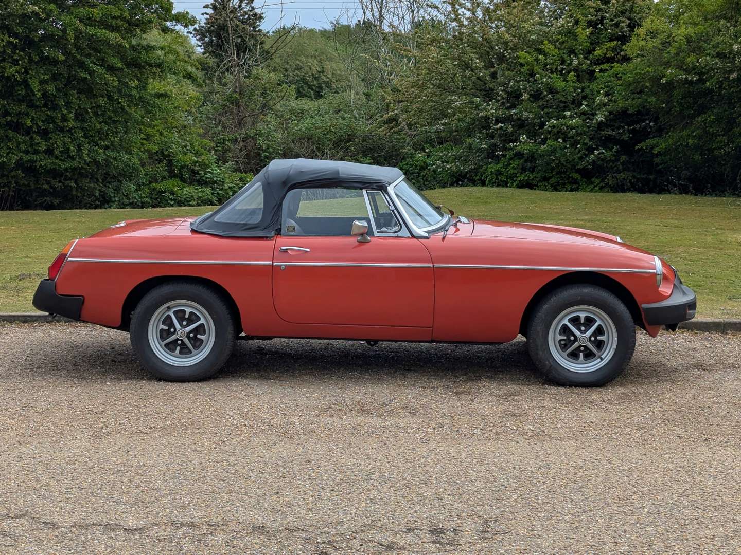 <p>1975 MG B ROADSTER</p>