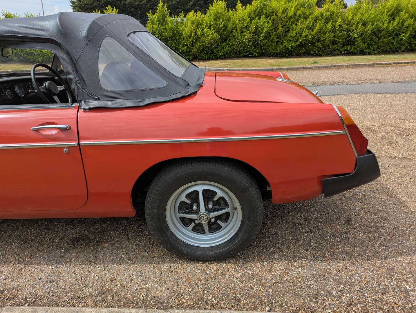 <p>1975 MG B ROADSTER</p>