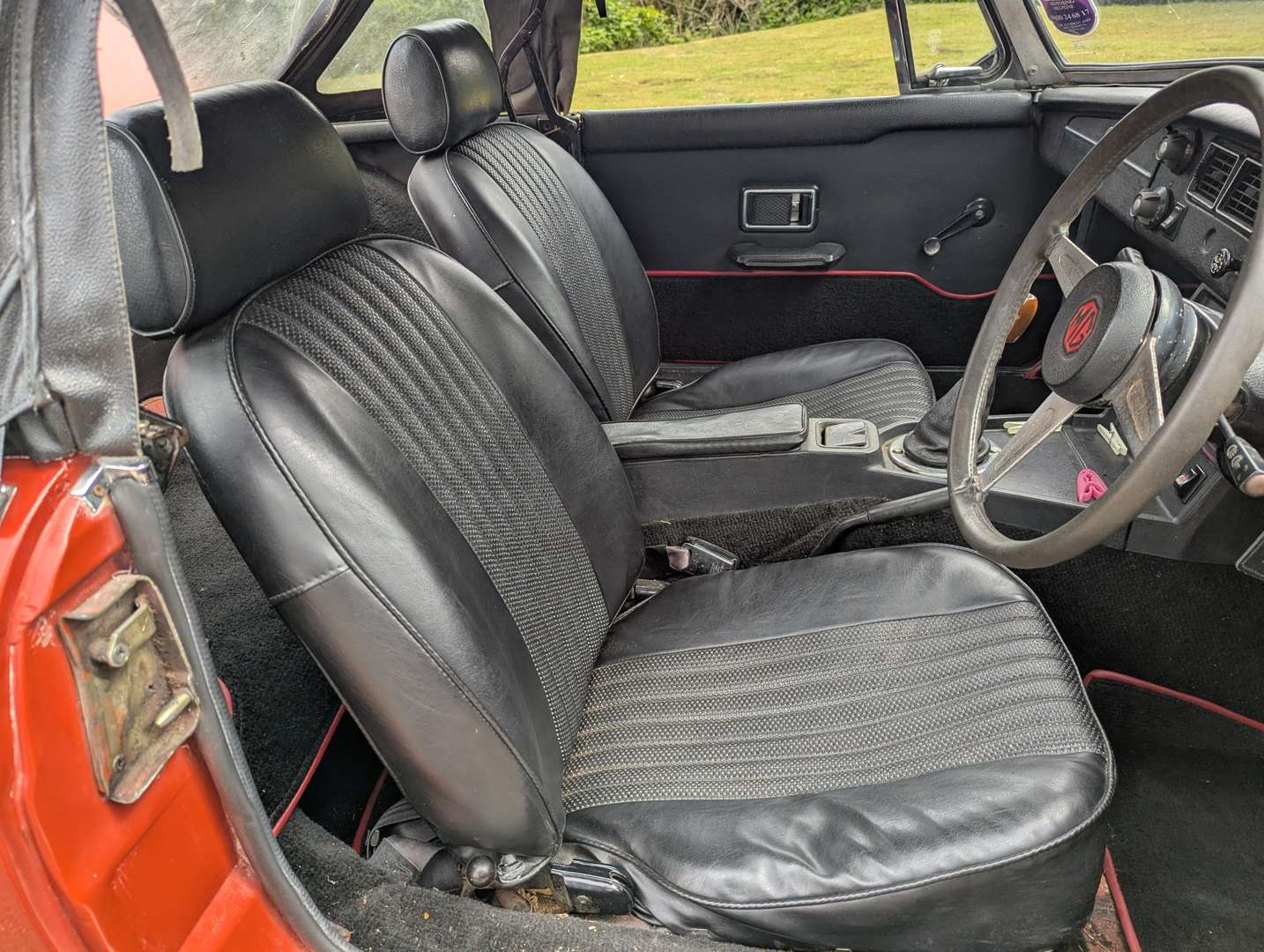 <p>1975 MG B ROADSTER</p>