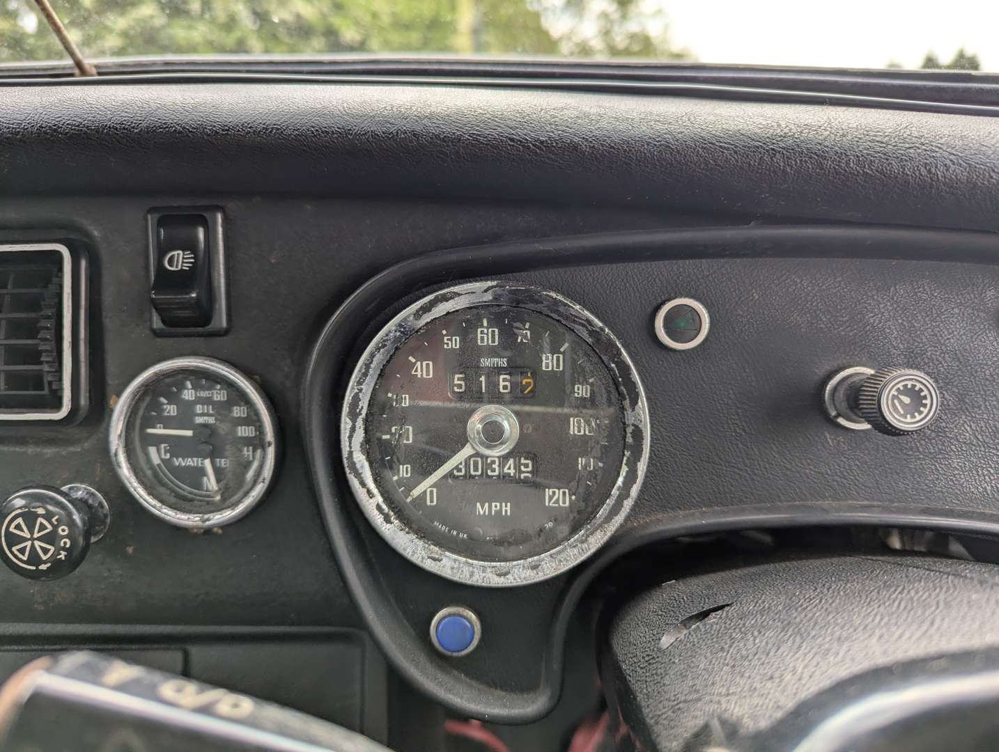 <p>1975 MG B ROADSTER</p>