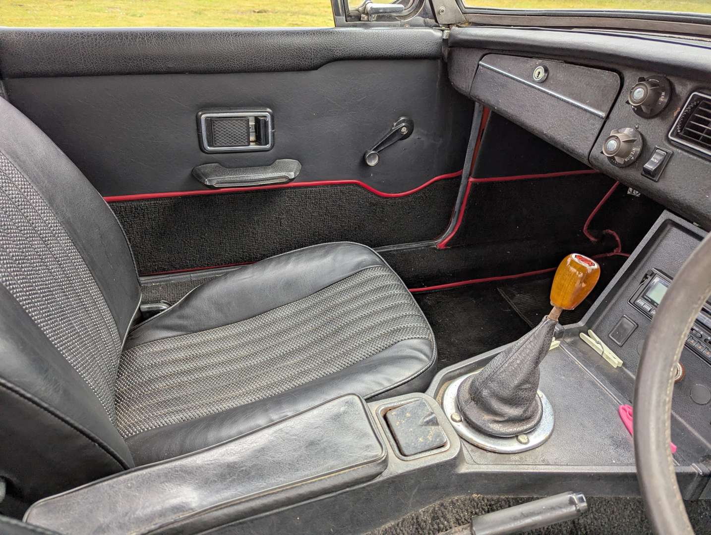 <p>1975 MG B ROADSTER</p>