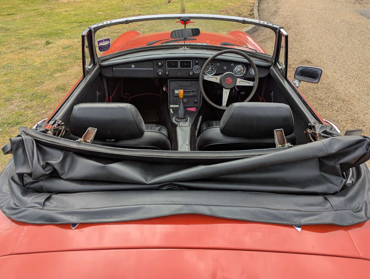 <p>1975 MG B ROADSTER</p>