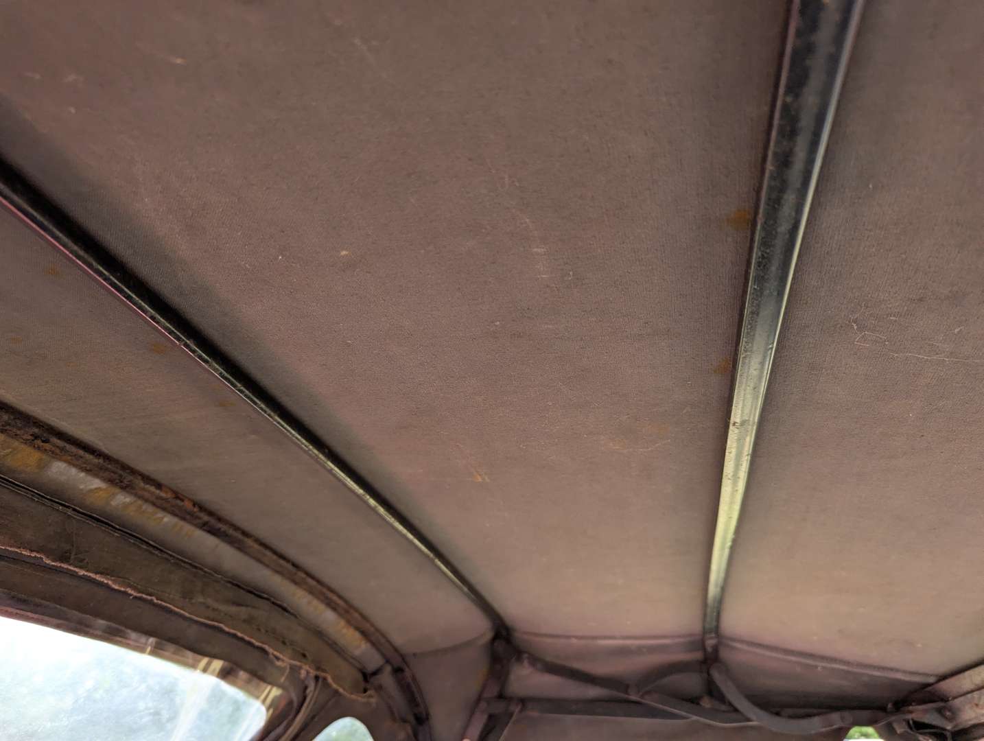 <p>1975 MG B ROADSTER</p>