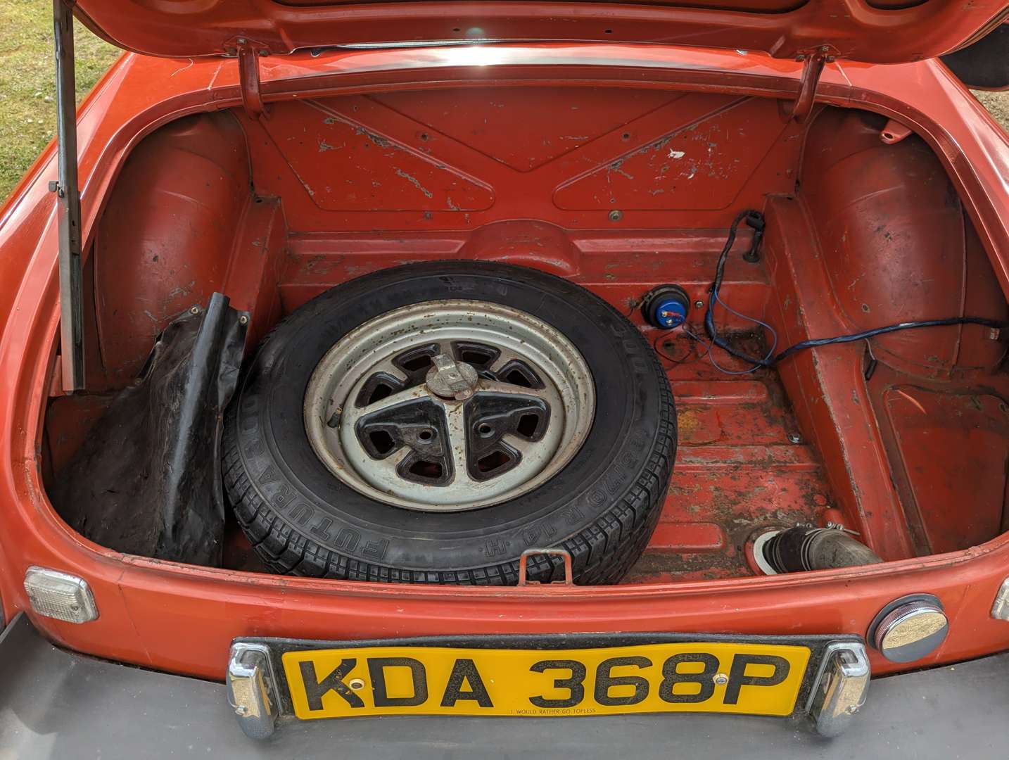 <p>1975 MG B ROADSTER</p>