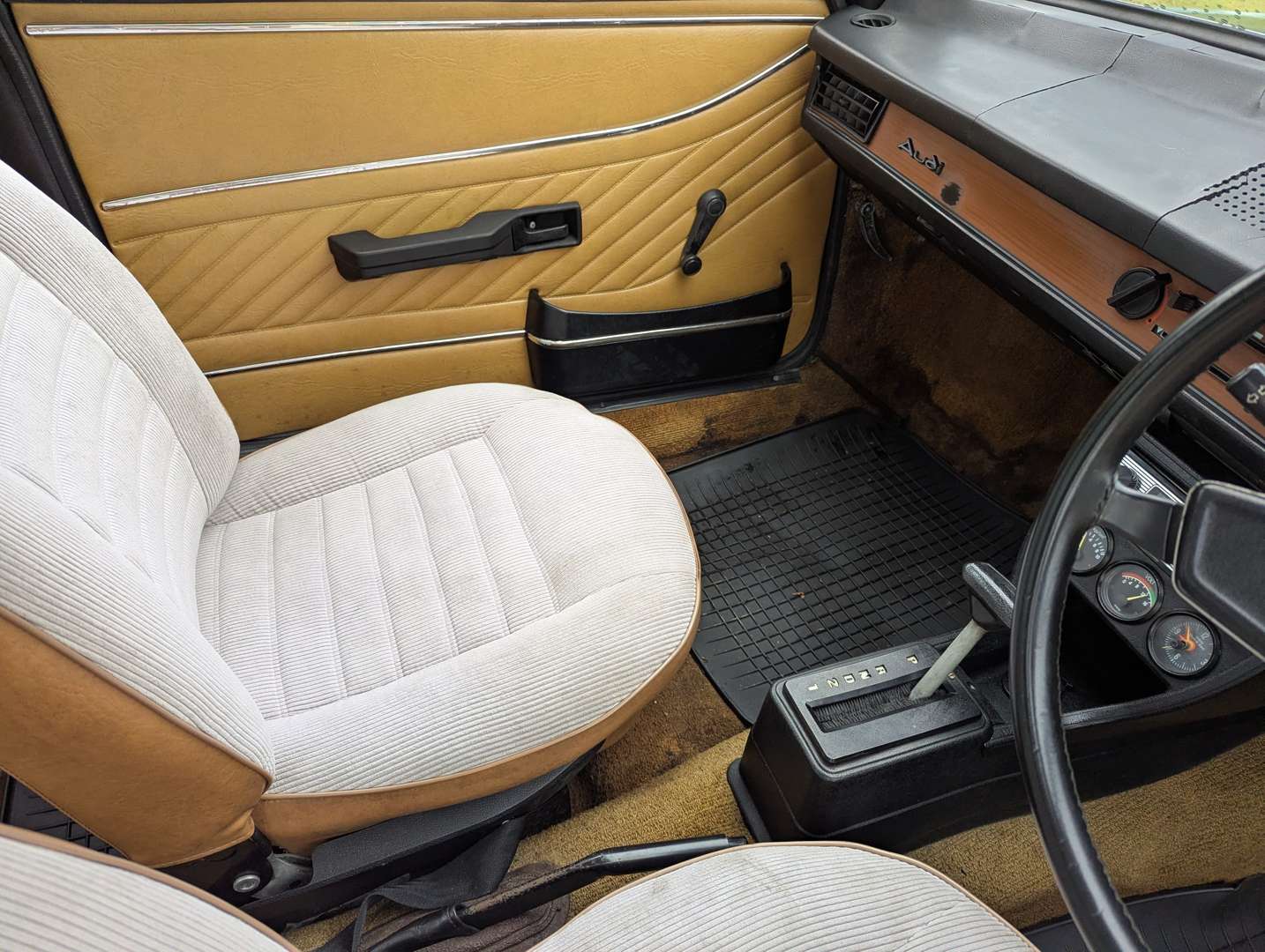<p>1975 AUDI 80 GL</p>
