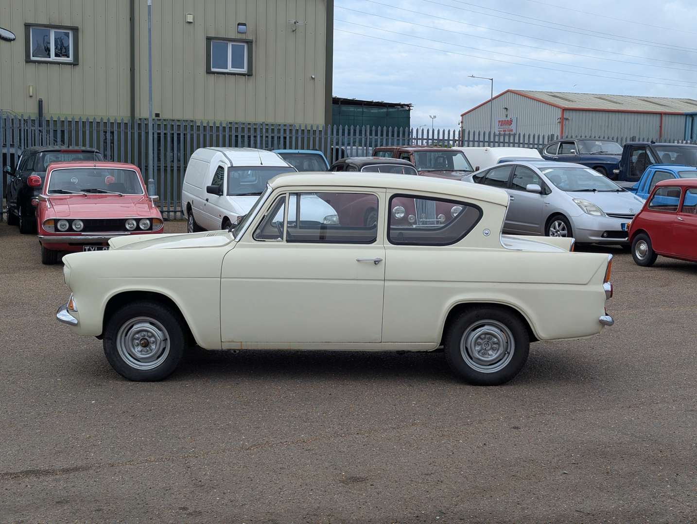<p>1966 FORD ANGLIA</p>