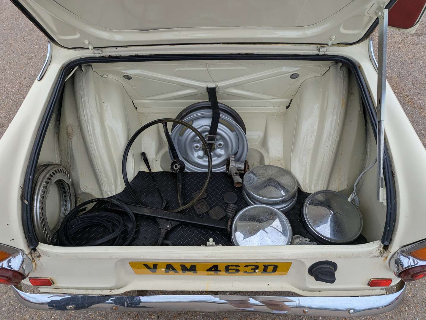 <p>1966 FORD ANGLIA</p>