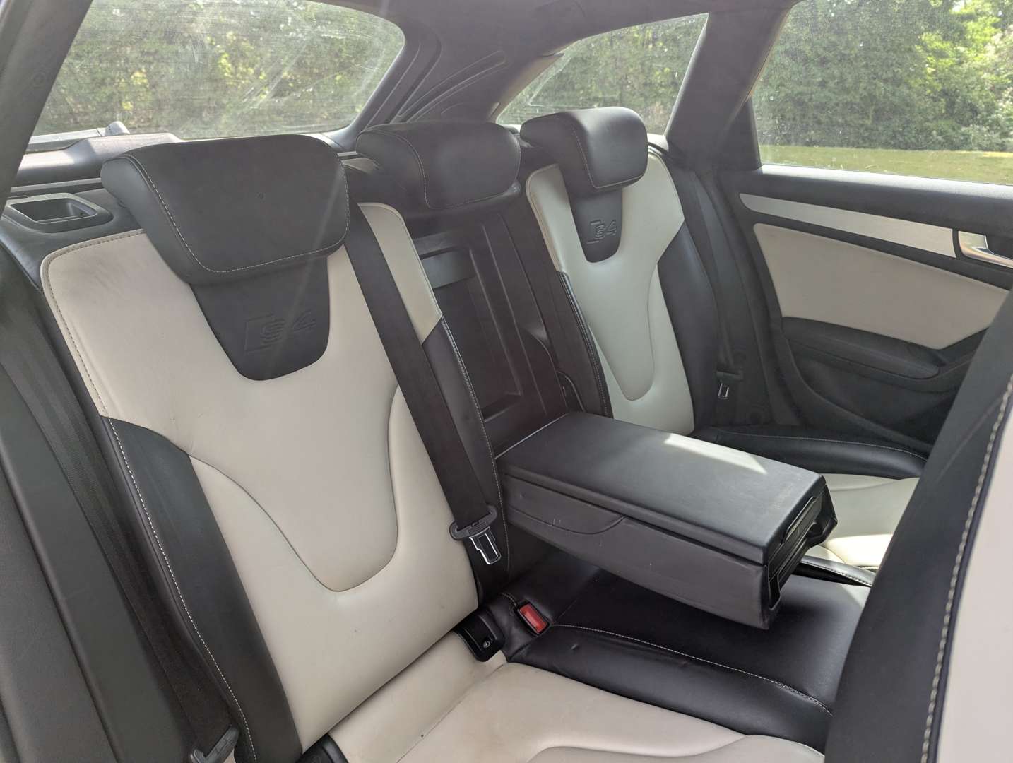 <p>2010 AUDI S4 T QUATTRO</p>
